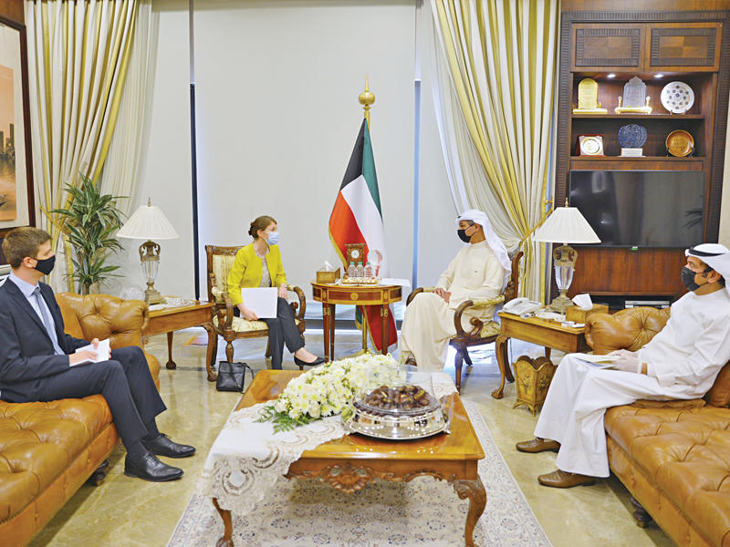  نائب وزير الخارجية، السفير مجدي الظفيري خلال اجتماعه مع سفيرة المملكة المتحدة أمس