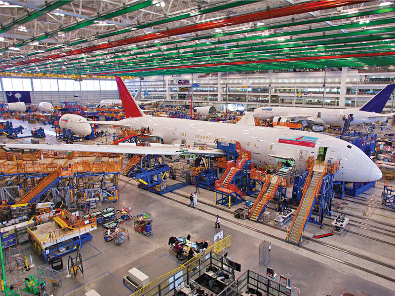 جانب من عملية تصنيع الطائرات