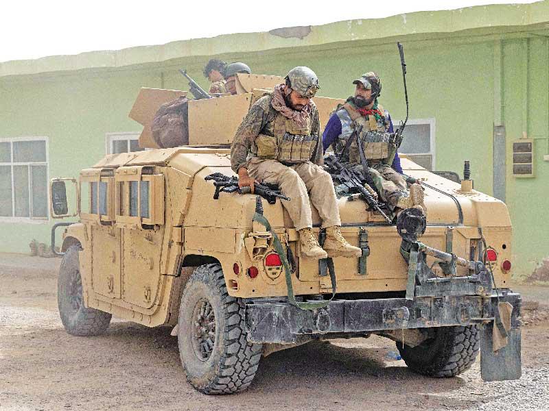 عناصر من الوحدات الخاصة بعد عودتهم إلى قاعدتهم عقب جولة من المواجهات العنيفة مع «طالبان» في قندهار أمس (رويترز)n