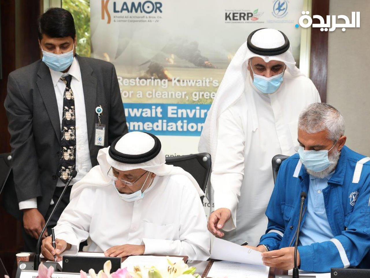 جانب من توقيع العقود