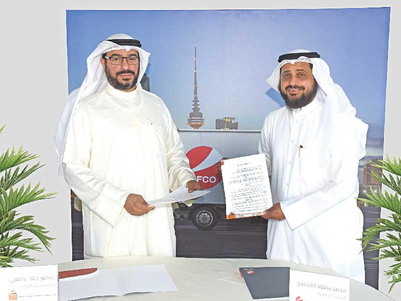 المطيري والخليفي خلال توقيع العقد