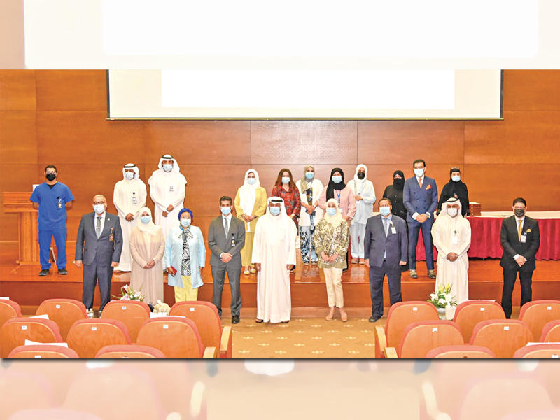 الشطي والدوسري يتوسطان العاملين في المركز