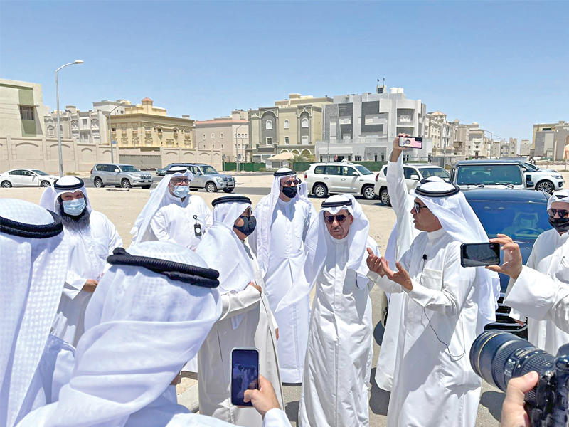  وزير الدولة لشؤون البلدية وزير الدولة لشؤون الإسكان والتطوير العمراني، شايع الشايع خلال جولته في مدينة جابر الأحمد 