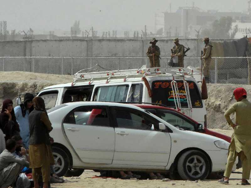 تقف القوات الباكستانية حراسة في بلدة شامان الحدودية