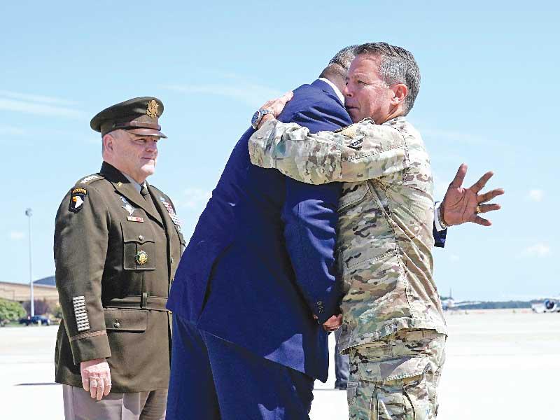 وزير الدفاع الأميركي لويد أوستن مستقبلاً أمس في قاعدة أندروز الجوية الجنرال مارك ميلي القائد السابق للقوات الأميركية في أفغانستان بعد انتهاء مهمته هناك (رويترز)  