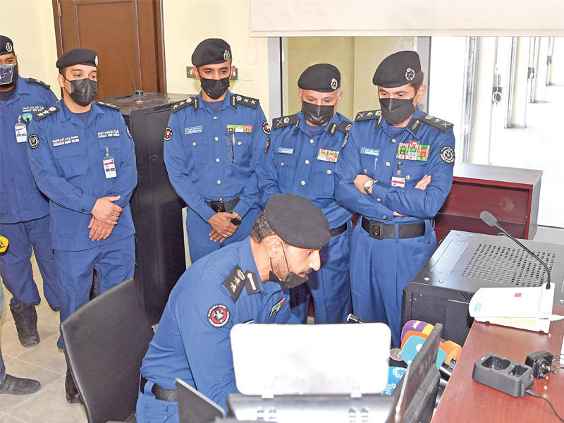 رئيس قوة الإطفاء العام الفريق خالد المكراد يطلع على عملية تلقي البلاغات في المركز الجديد أمس