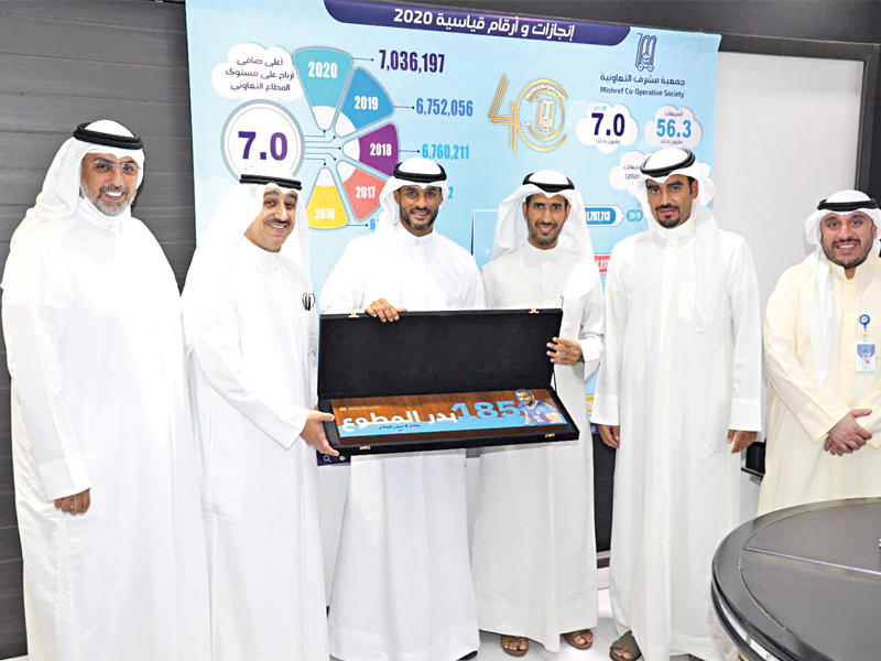 رئيس وأعضاء جمعية مشرف يكرّمون المطوع