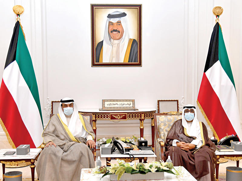 سمو نائب الأمير ولي العهد الشيخ مشعل الأحمد  مستقبلا رئيس الوزراء أمس