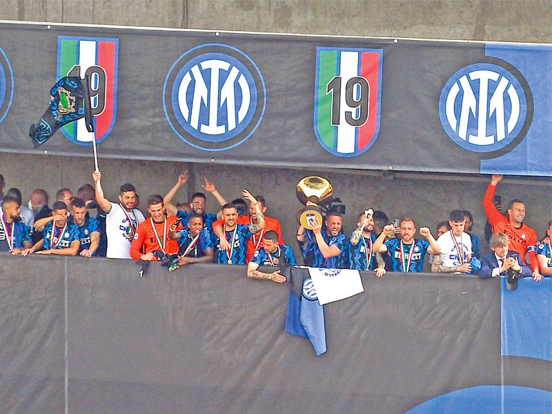 جانب من احتفالات انتر ميلان بعد الفوز بلقب الدوري في مايو الماضي