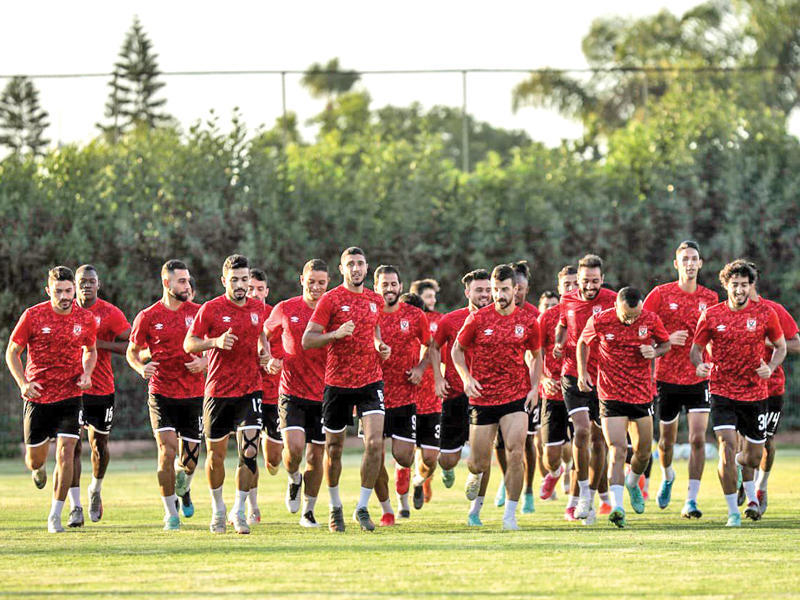 لاعبو الأهلي خلال التدريب