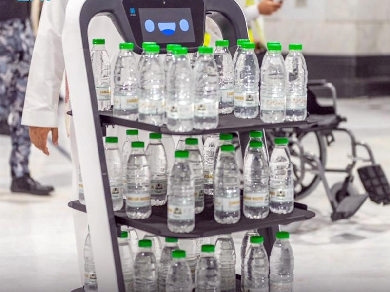 روبوت يوزع الماء على الحجاج