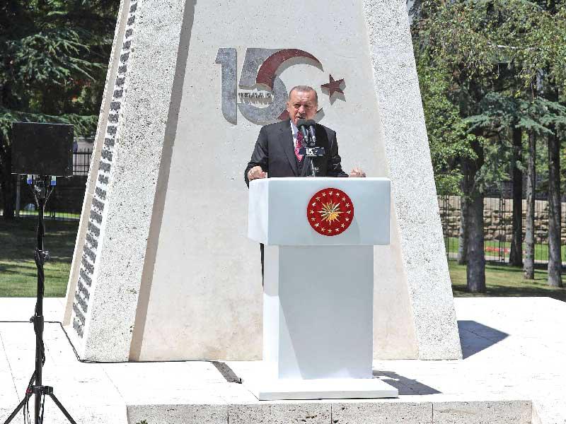 إردوغان يلقي كلمة أمس أمام مقر الجمعية الوطنية الكبرى في أنقرة (أ ف ب)