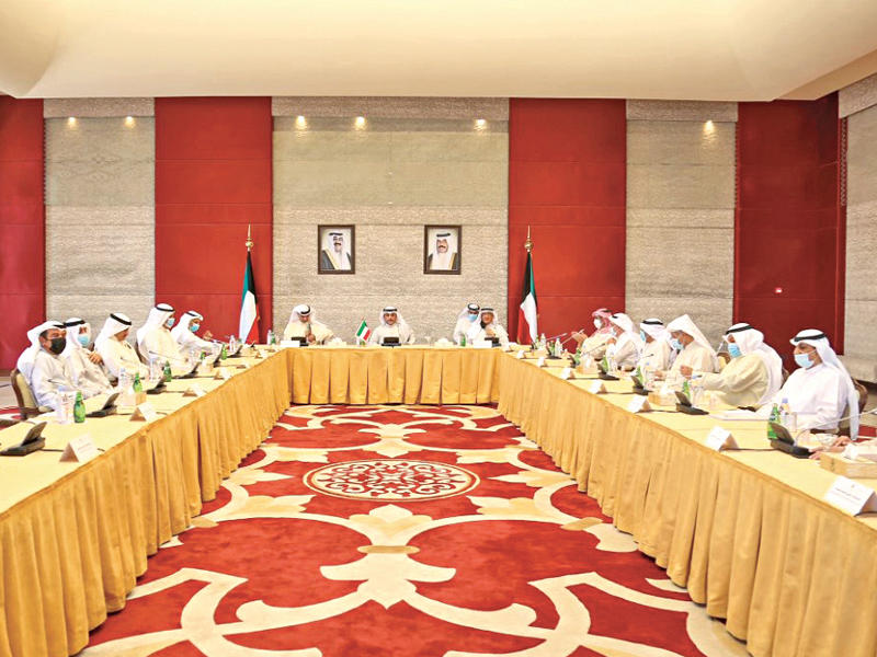 وزير الخارجية وزير الدولة لشؤون مجلس الوزراء الشيخ د. أحمد الناصر خلال اجتماعه مع مساعدي وزير الخارجية أمس