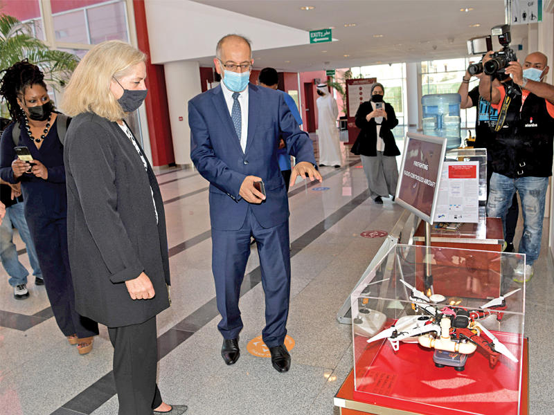 سفيرة الولايات المتحدة الأميركية لدى الكويت ألينا رومانوسكي و رئيس كلية الكويت للعلوم والتكنولوجيا البروفيسور خالد البقاعين خلال الجولة في الكلية 