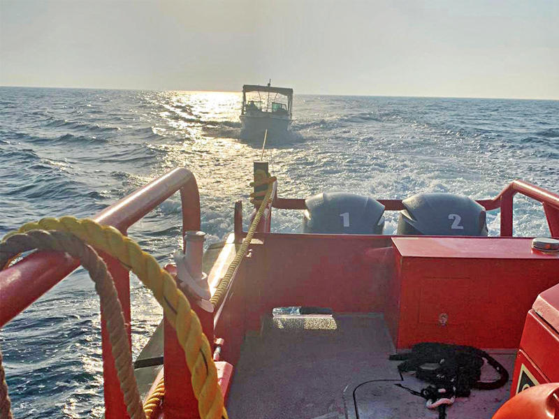 سحب الزورق المتعطل