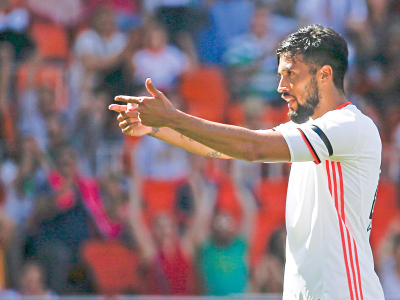 المدافع الأرجنتيني إيزيكيل غاراي