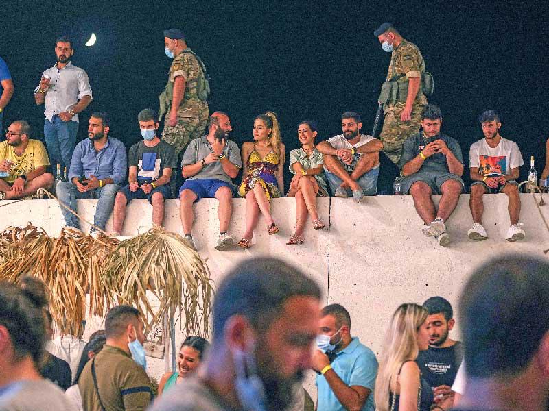 عناصر من الجيش اللبناني بين رواد أحد المطاعم في منطقة البترون الشمالية مساء أمس الأول (أ ف ب)