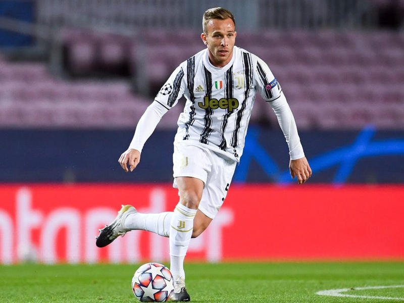  لاعب الوسط البرازيلي آرثر ميلو