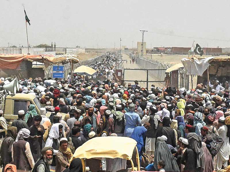 مئات الأفغان يعبرون من باكستان إلى بلدهم بعد فتح معبر تشمن الحدودي بين البلدين أمسt (أ ف ب)