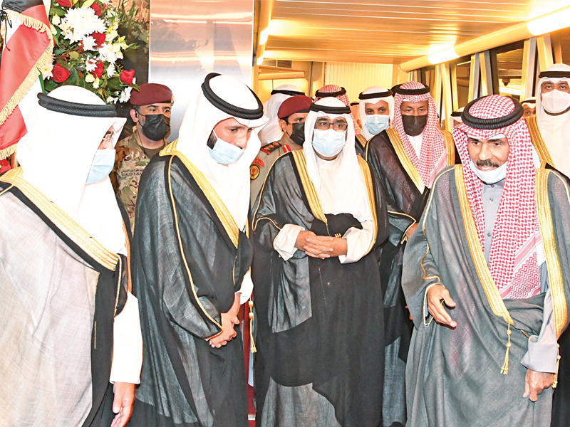  سمو أمير البلاد الشيخ نواف الأحمد لدى عودته للبلاد أمس وفي استقباله ولي العهد والغانم