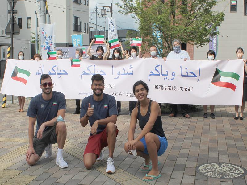 لاعبو الكويت أمام اللافتة الترحيبية