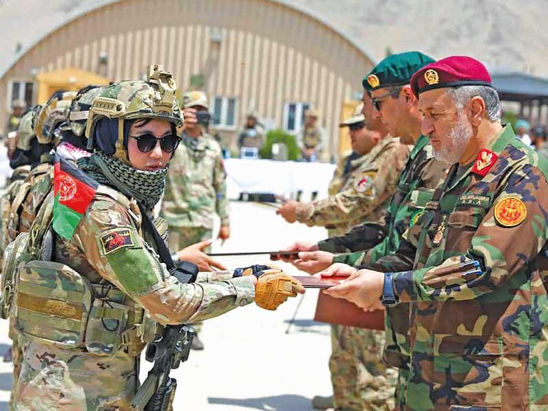 وزير الدفاع الأفغاني الجنرال باسم الله خان محمدي خلال تخريج دفعة من قوات الكوماندوز في كابول (أ ف ب)