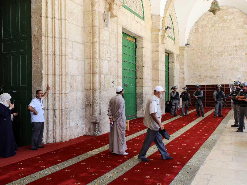 قوات الأمن الإسرائيلية تقف بالقرب من مدخل المسجد الأقصى