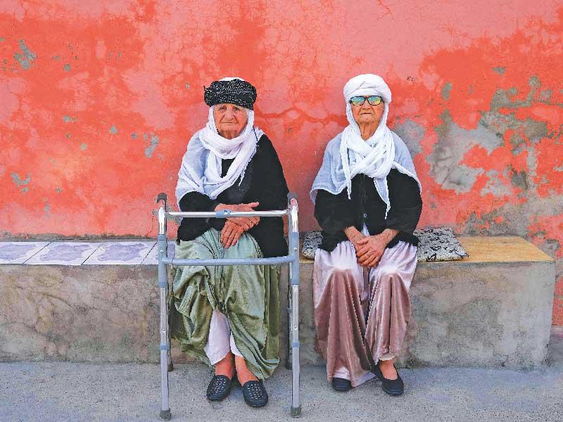 رغم مرور نحو 7 أعوام على نزوحهم، لايزال الكثير من الإيزيديين يشعرون باليأس من إعادة إعمار ما دمرته الحرب من بنية تحتية ومنازل ومرافق عامة، وفي الصورة مسنتان ايزيديتان في قرية شيخان (50 كليومتراً شمال شرق الموصل)n(أ ف ب) 