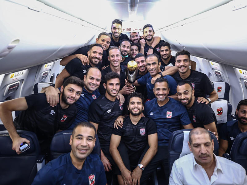 لاعبو الأهلي حاملين الكأس 