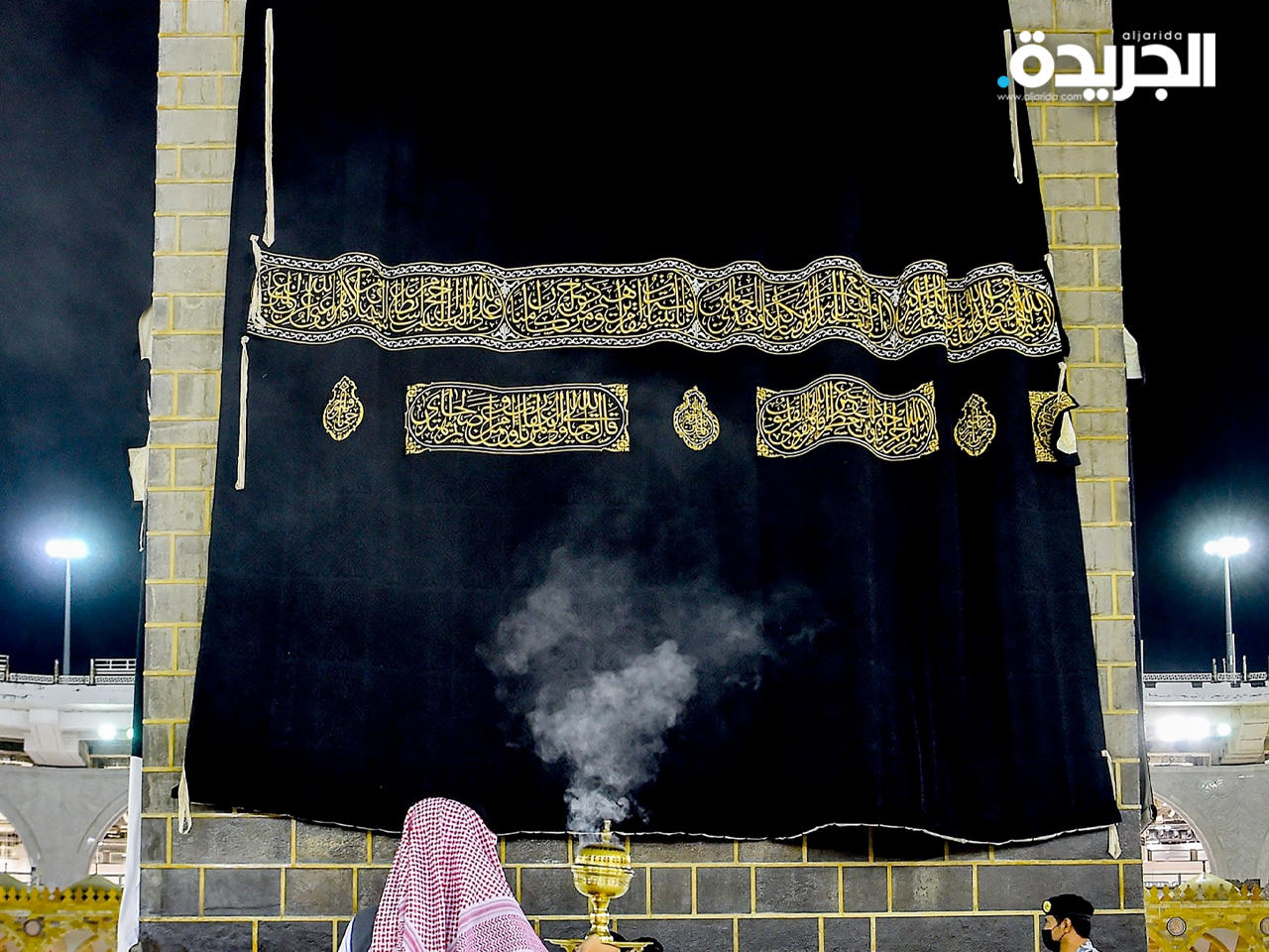 رئاسة المسجد الحرام والمسجد النبوي تستبدل كسوة الكعبة المشرفة