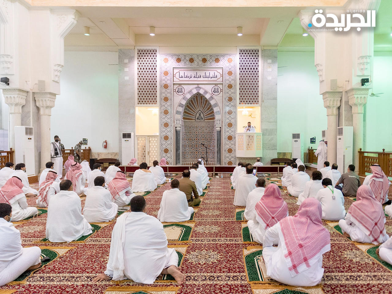 الحجاج يؤدون صلاتي الظهر والعصر جمعاً وقصراً بمشعر عرفات