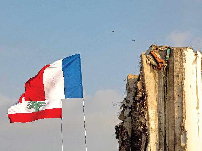 علما لبنان وفرنسا فوق مرفأ بيروت مع اقتراب الذكرى السنوية للانفجار الذي دمره (أ ف ب)