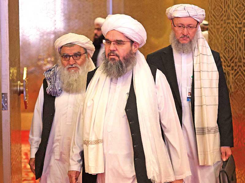 أعضاء وفد طالبان التفاوضي خلال دخولهم إلى قاعة المفاوضات في الدوحة أمس الأولt(أ ف ب)