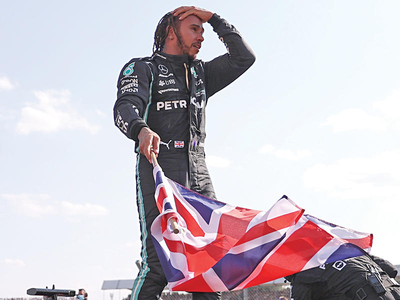  بطل العالم لسباقات الفورمولا واحد البريطاني لويس هاميلتون