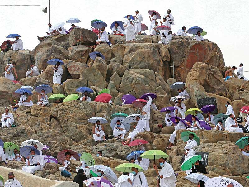 الحجاج على جبل الرحمة بصعيد عرفة أمس (رويترز)n