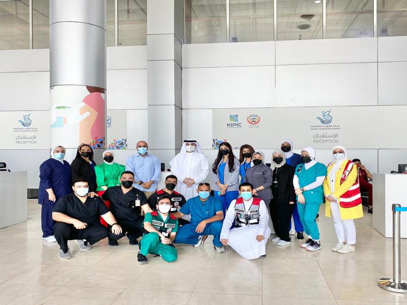 عبدالله السند متوسطاً العاملين في مركز الكويت للتطعيم