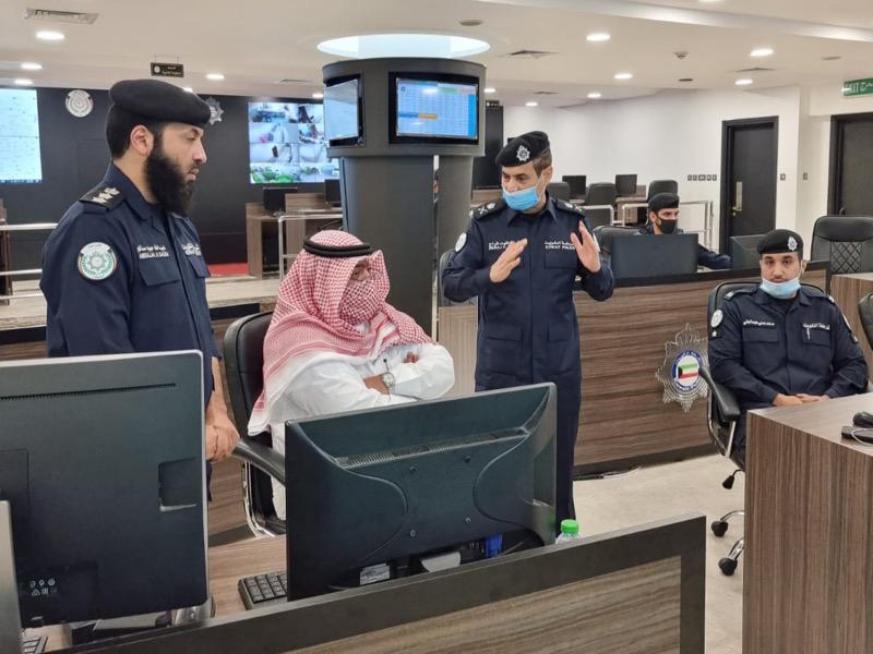 العلي مستمعاً لشرح القيادات الأمنية