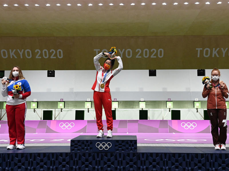 الصينية كيان يانغ خلال مراسم التتويج