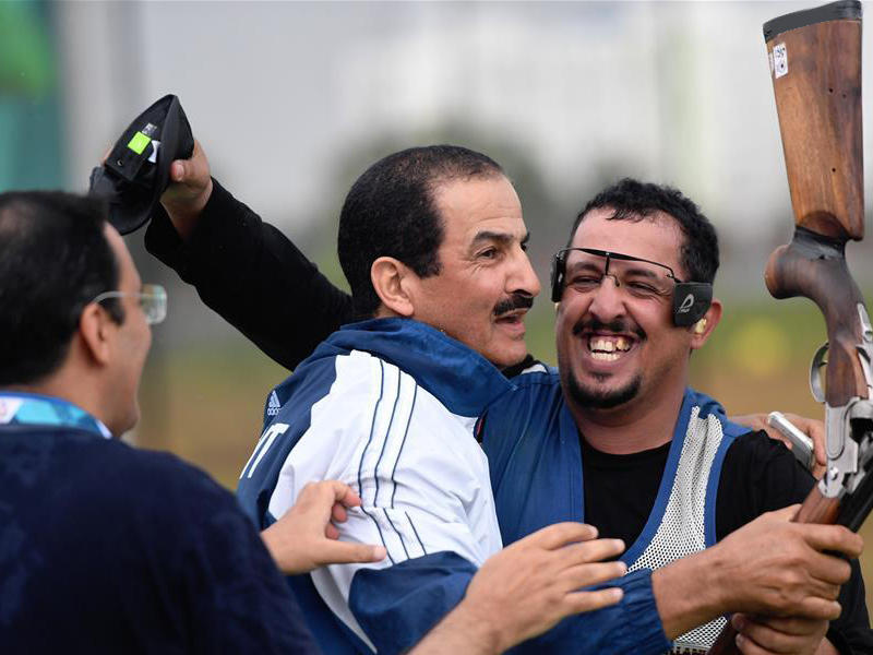 عناق بين الطرقي والرشيدي في إحدى البطولات القارية
