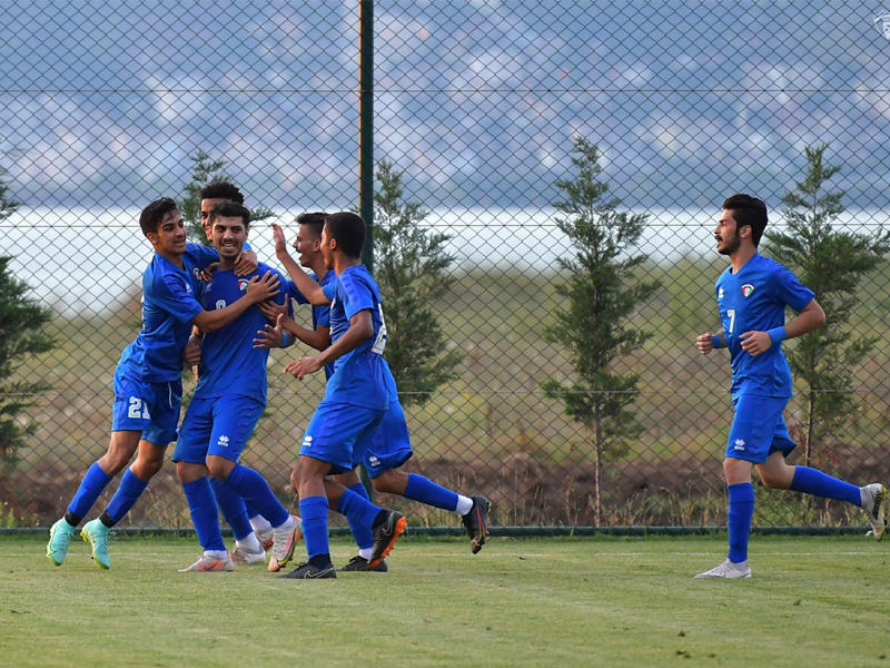 لاعبو المنتخب الأولمبي يحتفلون بهدف في مرمى البحرين خلال «التجريبية» الأولى 