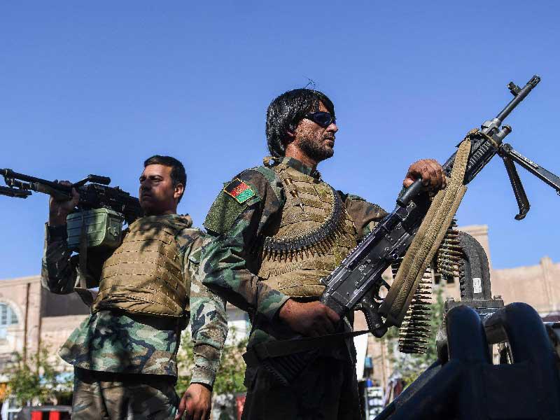 رجلا أمن أفغانيان يؤمّنان الحماية لأحد المساجد في هرات (أ ف ب)