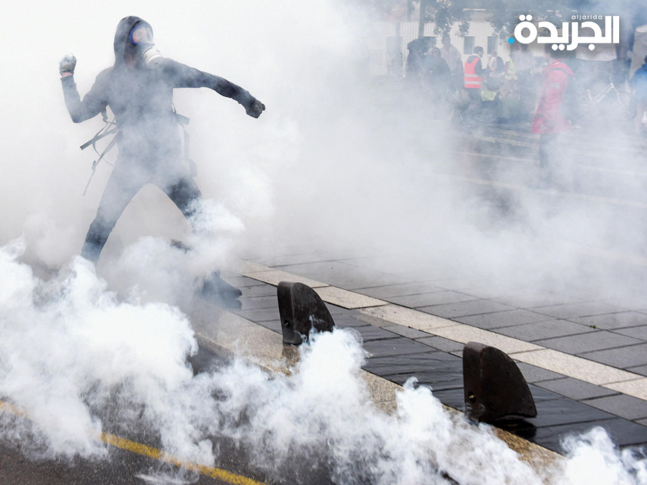القنابل الدخانية حاضرة لتفريق الاحتجاجات في فرنسا