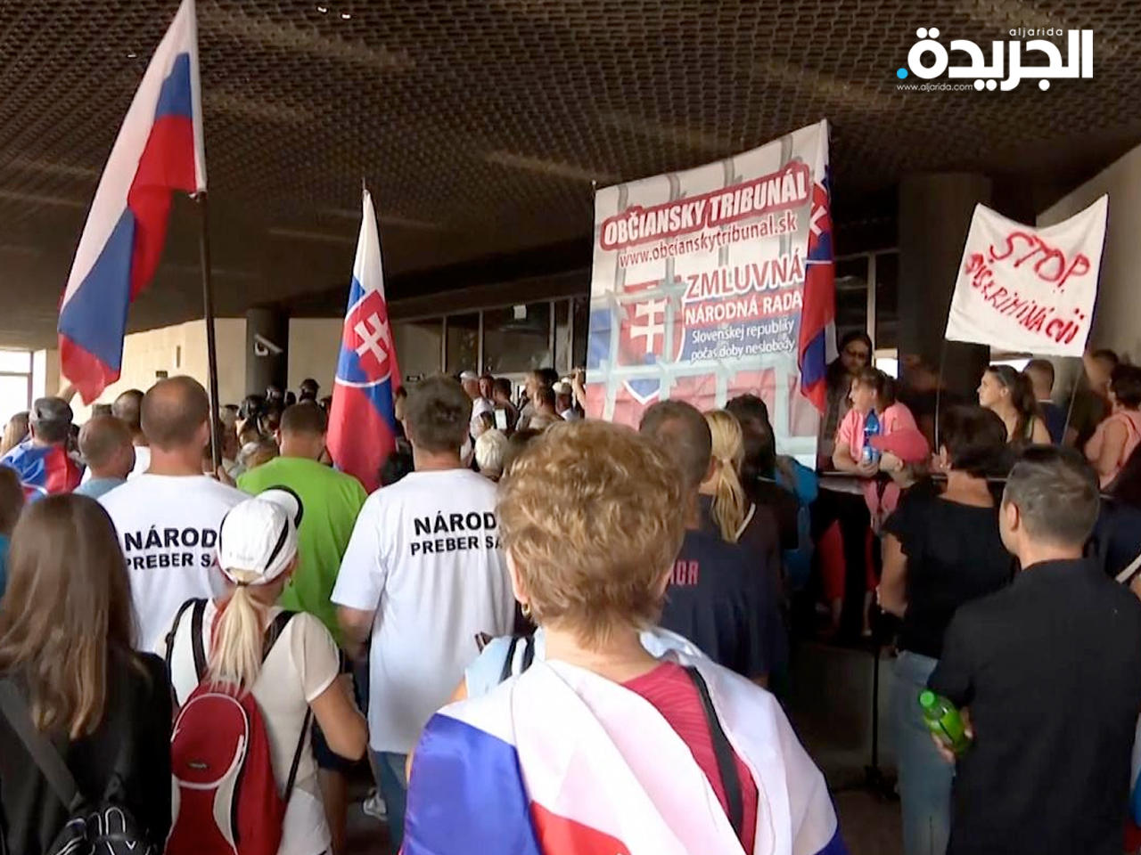 معارضون للتطعيم أمام مبنى البرلمان السلوفاكي