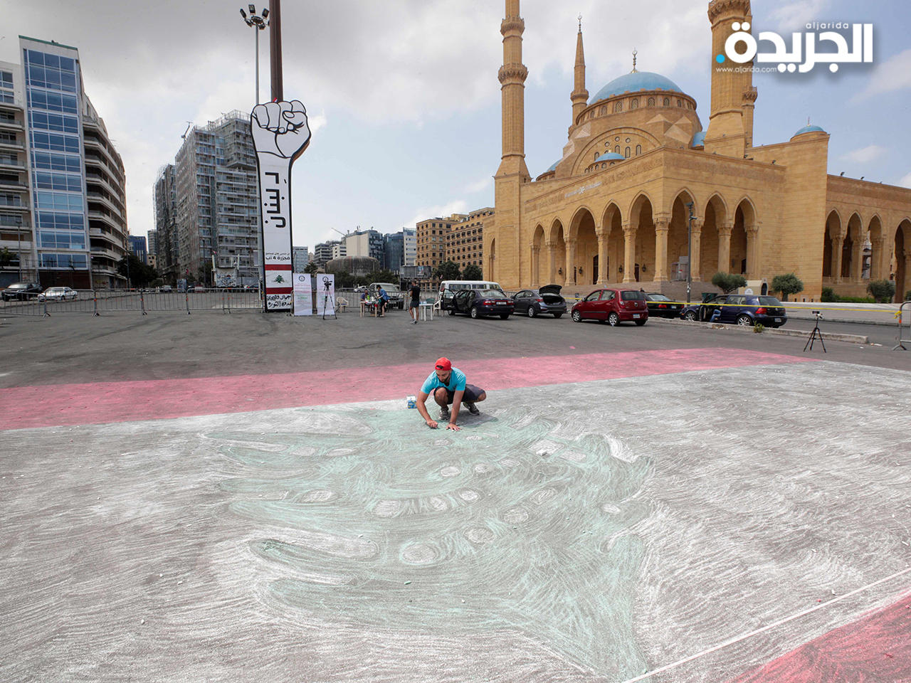 فنان يرسم بالطبشور أكبر علم لبناني