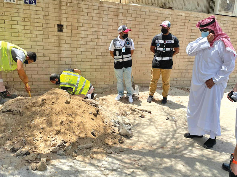 محافظ العاصمة خلال جولته في منطقة الدسمة