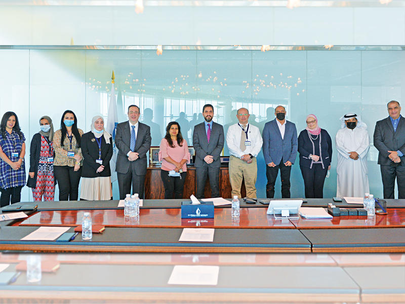  نائب رئيس جامعة الخليج للشؤون الأكاديمية بالوكالة، د. بسّام علم الدين متوسطاً أعضاء هيئة التدريس