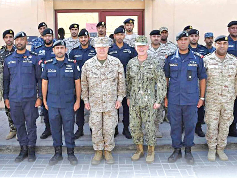  العقيد الركن البحري الشيخ مبارك الصباح مع قوة الواجب البحرية