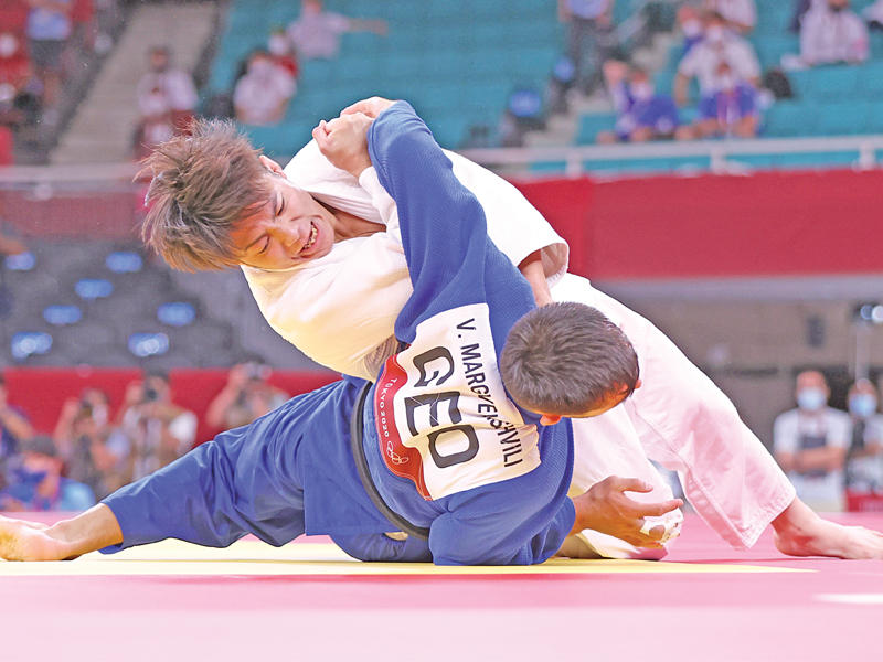 جانب من نزال هيفومي آبي وفازا مارغفيلاشفيلي