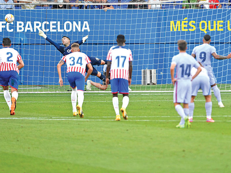  مهاجم المنتخب الهولندي لكرة القدم ممفيس ديباي نجم برشلونة يحرز هدفاً في مرمى جيرونا