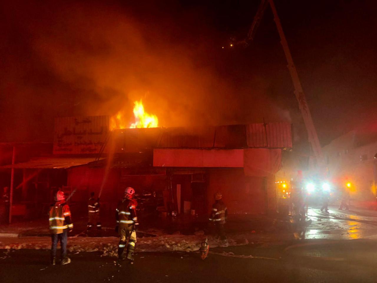 حريق مناجر في الشويخ الصناعية